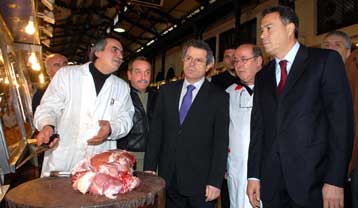 Επίσκεψη του νομάρχη Αθηνών και του υφυπουργού Ανάπτυξης στη Bαρβάκειο