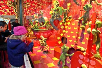 Εορταστικό ωράριο στα καταστήματα από τη Δευτέρα