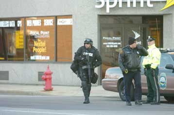 Ανδρας με εκρηκτικά εισέβαλε σε προεκλογικό γραφείο της Χ.Κλίντον – Ελεύθεροι οι όμηροι