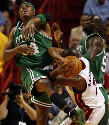 Δίχως αντίσταση πέρασαν οι Σέλτικς και από την έδρα των Χιτ