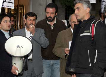 Ρατσιστική επίθεση με θύματα οκτώ Πακιστανούς στο Αιγάλεω