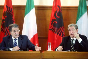 Αυτοσυγκράτηση συστήνουν στους Αλβανούς του Κοσόβου Ρ.Πρόντι και Σ.Μπερίσα