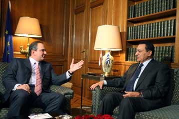 Με τον πρωθυπουργό και τον πρόεδρο του ΠΑΣΟΚ συναντήθηκε ο Χ.Μουμπάρακ