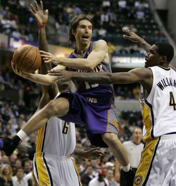 Αποθέωση του «run and gun» στη νίκη 121-117 των Σανς μέσα στην Ιντιάνα