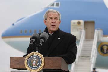 Ο Τζoρτζ Μπους ζητά από το Ιράν να μιλήσει ξεκάθαρα για το πυρηνικό του πρόγραμμα