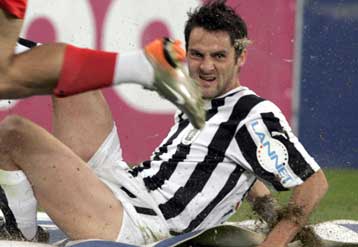 Βαρύ διάστρεμμα έχει υποστεί ο Σνάουτσνερ, κίνδυνος να μείνει ένα μήνα εκτός