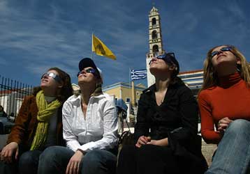 Δύο στις δέκα Ελληνίδες είναι οικονομικώς ανενεργές λόγω οικογενειακών υποχρεώσεων