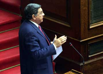 Υψηλοί τόνοι στη Βουλή στη συζήτηση επερώτησης για το Ασφαλιστικό