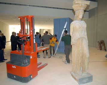 Στο Νέο Μουσείο της Ακρόπολης μεταφέρθηκε η πρώτη από τις πέντε Καρυάτιδες