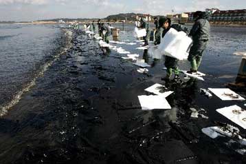 Με τεράστια οικολογική καταστροφή απειλούνται οι ακτές της Ν.Κορέας