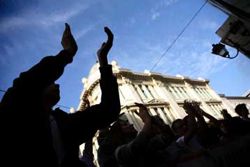 Σε τρία μέτωπα κλιμακώνεται η σύγκρουση κυβέρνησης – συνδικάτων