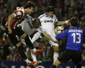 O Φαν Νιστελρόι έσωσε τη Ρεάλ στο Σαν Μαμές