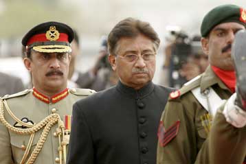 Στις 15 Δεκεμβρίου δήλωσε ότι θα άρει την κατάσταση έκτακτης ανάγκης ο Μουσάραφ