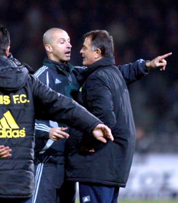 Λακωνικός ο Μπάγεβιτς αποχώρησε από τη συνέντευξη Τύπου, διαφωνεί ο Δώνης