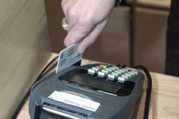 Ρεκόρ ευρωζώνης κατέχουν τα ελληνικά νοικοκυριά σε χρέη