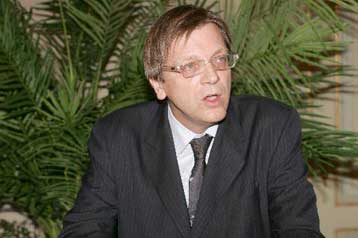 Εντολή για σχηματισμό προσωρινής κυβέρνησης πήρε ο Γκι Φέρχοφστατ