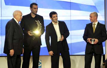 Εθνική ποδοσφαίρου, Δεβετζή, Διαμαντίδης, Ρεχάγκελ, Παπαγιάννη οι κορυφαίοι του 2007