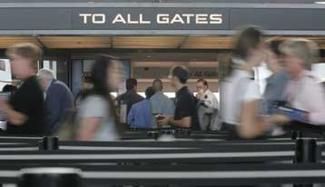 Ακόμα αυστηρότερα γίνονται τα μέτρα ασφαλείας στα αεροδρόμια των ΗΠΑ