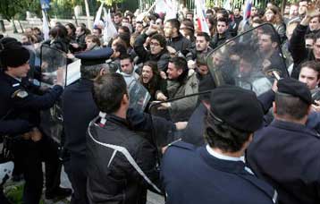 Ένταση σε συγκέντρωση του ΠΑΜΕ έξω από το Μέγαρο Μαξίμου