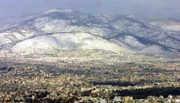 Χειμωνιάτικο σκηνικό με χιόνια στα ορεινά και βροχές σε όλη τη χώρα