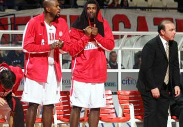 Δεν εκμεταλλεύτηκε την ευκαιρία ο Ολυμπιακός και γνώρισε νέα ήττα 75-64 από την Ταού