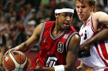 Εφτασε ο Ριβέρα για την ΑΕΚ και περιμένει την ανακοίνωσή του