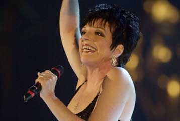 Κατέρρευσε επί σκηνής η Λάιζα Μινέλι και επιστρέφει στις ΗΠΑ για εξετάσεις