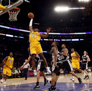 Εκμεταλλεύτηκαν τις απουσίες των Σπερς οι Λέικερς και νίκησαν 102-97