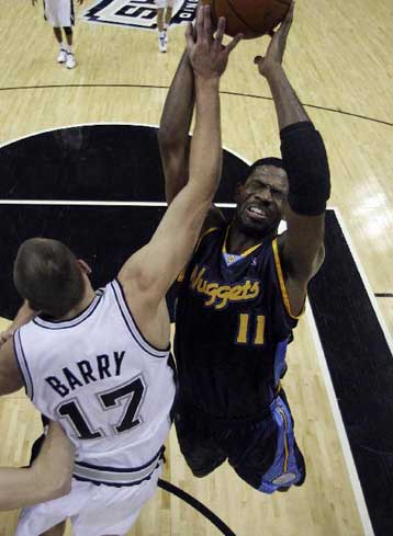 Αγχωτική νίκη για τους Σπερς στην επιστροφή Ντάνκαν στα παρκέ