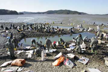 Επεκτείνεται, παρά τη διεθνή βοήθεια, η μεγάλη πετρελαιοκηλίδα στη Ν.Κορέα