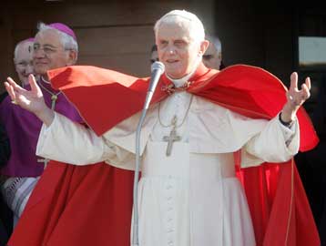 Ο Φρανκο Τζεφιρέλι προσφέρεται να αναλάβει ρόλο… image maker του Πάπα