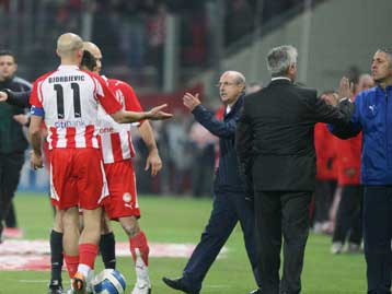 Ο Φερέρ πιστεύει ότι η ΑΕΚ άξιζε την ισοπαλία στο Καραϊσκάκη και τα έβαλε με τον Κάκο