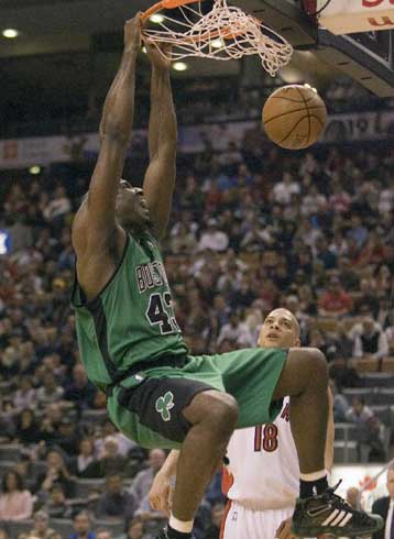 Εικοστή νίκη για τους Σέλτικς, που πέρασαν και από το Τορόντο