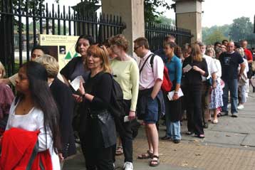 Νέα μέτρα προωθεί η Βρετανία με στόχο να περιορίσει την παράνομη εργασία