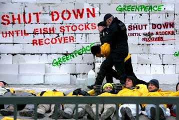 Ακτιβιστές μπλόκαραν το κτίριο της ΕΕ σε διαμαρτυρία για τα ψάρια