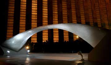 Γέφυρα από πάγο στην έδρα του ΟΗΕ υπενθυμίζει το λιώσιμο των πάγων της Ανταρκτικής