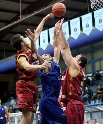 Αλμα πρόκρισης του Πανιωνίου, ντεμπούτο με ήττα του Ζούρου