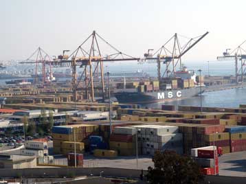 Με απεργίες απαντούν οι εργαζόμενοι στα λιμάνια στα σχέδια της κυβέρνησης