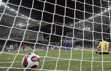 Παρά την ήττα η ΑΕΚ ακολούθησε τον Παναθηναϊκό στους «32», αντίο από την ΑΕΛ