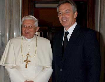 Ο Τόνι Μπλερ ασπάστηκε τον καθολικισμό