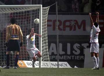 Μοιρασιά στο ντέρμπι κορυφής, αναβλήθηκε το Λανς – Λιλ