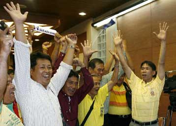 Νίκη εξασφαλίζουν οι υποστηρικτές του ανατραπέντος πρωθυπουργού Τακσίν στην Ταϊλάνδη