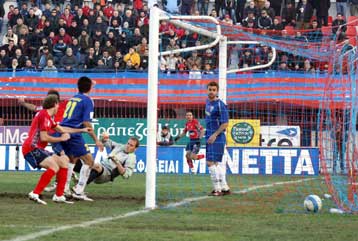 «Κόλλησε» στα δοκάρια της Βέροιας ο Πανιώνιος, ισοπαλία 1-1 στην Ημαθία