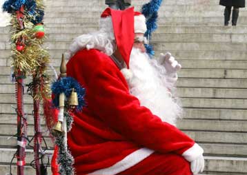 Παραμονή των Χριστουγέννων με κάλαντα και αγορές της τελευταίας στιγμής