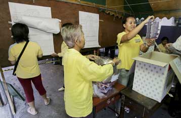 Νίκη χωρίς αυτοδυναμία για τους οπαδούς του έκπτωτου πρωθυπουργού της Ταϊλάνδης