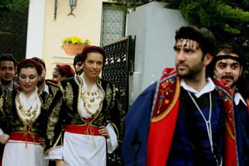 Κοντά σε ασθενείς και φυλακισμένους ο Αρχιεπίσκοπος παρά την περιπέτειά του