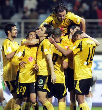 Η εκτός Αθηνών πορεία της, κρατά την ΑΕΚ στην κορυφή