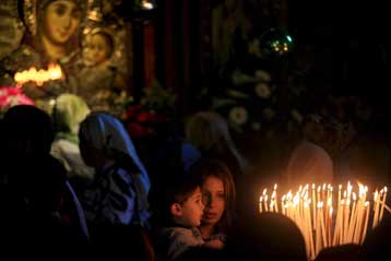 Τη Γέννηση του Θεανθρώπου γιορτάζουν οι Χριστιανοί όλου του κόσμου