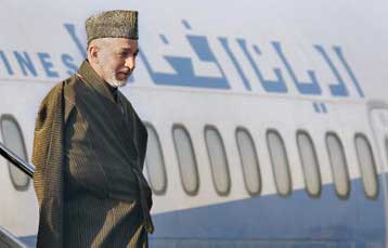 Αναγκαία η συνεργασία για την εξάλειψη της τρομοκρατίας, κατέληξαν Καρζάι και Μουσάραφ