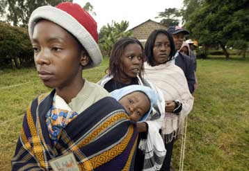 Στις κάλπες οι πολίτες της Κένυας σε μια αμφίρροπη εκλογική αναμέτρηση